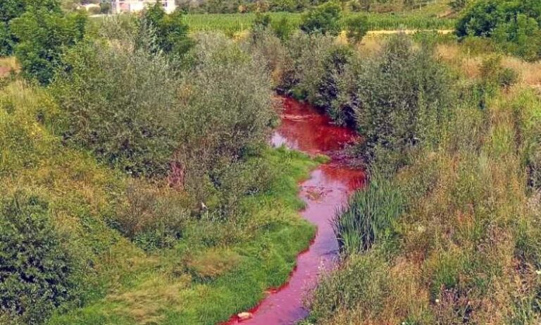 EKOLOŠKI INCIDENT U ZVORNIKU: Rijeka Sapna se crveni od mulja, ribe umiru (FOTO)