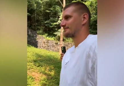 ЈОКИЋ И ПАНДА ОЧИ У ОЧИ: Српски кошаркаш одушевио кинеске навијаче харизмом и хумором (ВИДЕО)