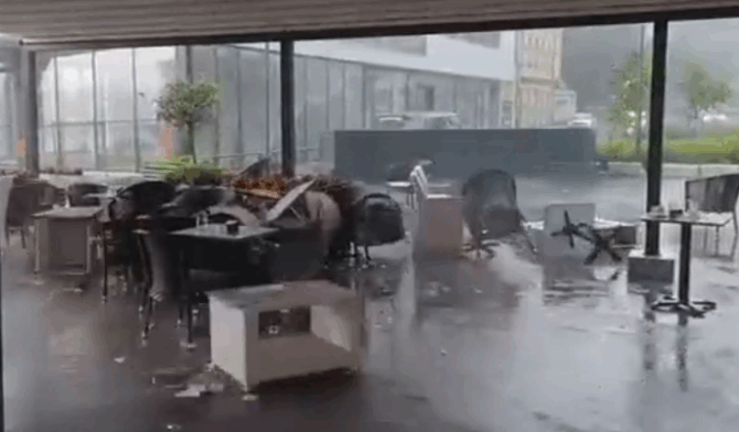 OVAJ GRAD U BiH POGODILO JAKO NEVRIJEME: Vjetar nosio i inventar u bašti kafića