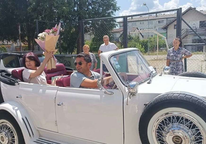 ISPRAĆAJ ZA PAMĆENJE: Prijedorčanka otišla u penziju u bijelom oldtajmeru, kolege joj priredile nezaboravno iznenađenje (FOTO)