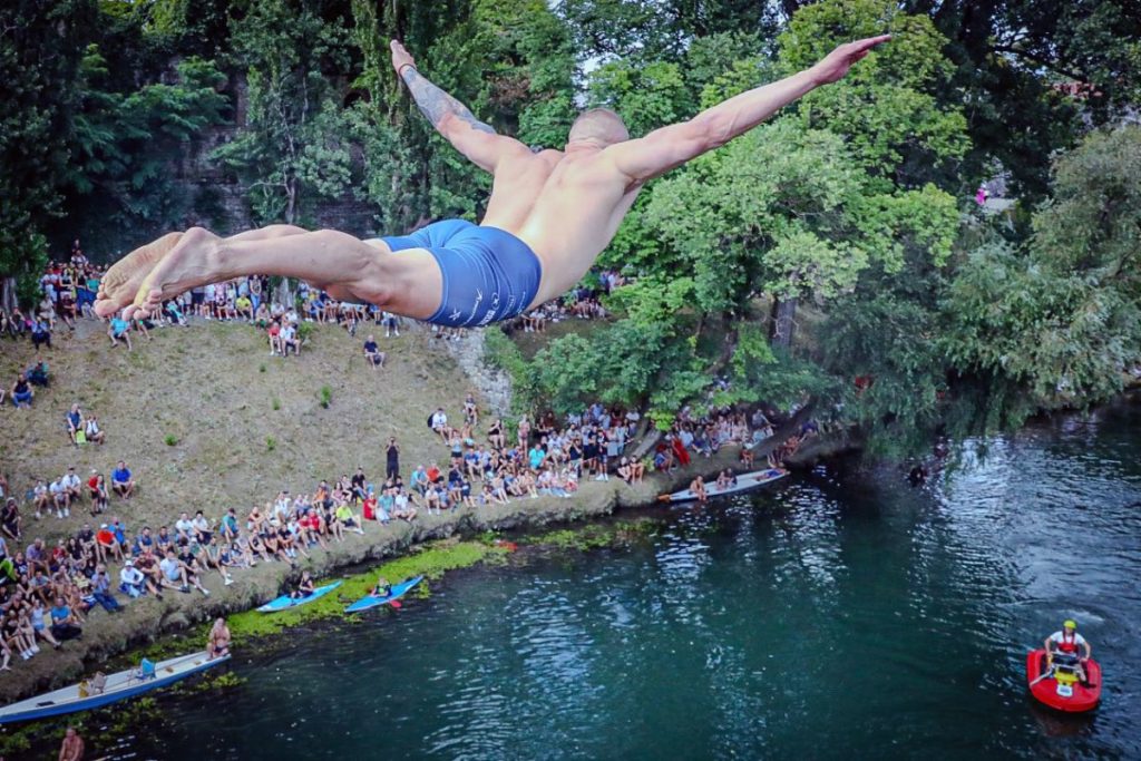 „БАЊАЛУЧКА ЛАСТА“ ОКУПИЛА НАЈХРАБРИЈЕ И НАЈВЈЕШТИЈЕ: Традиционални скокови са Градског моста одушевили грађане (ФОТО)