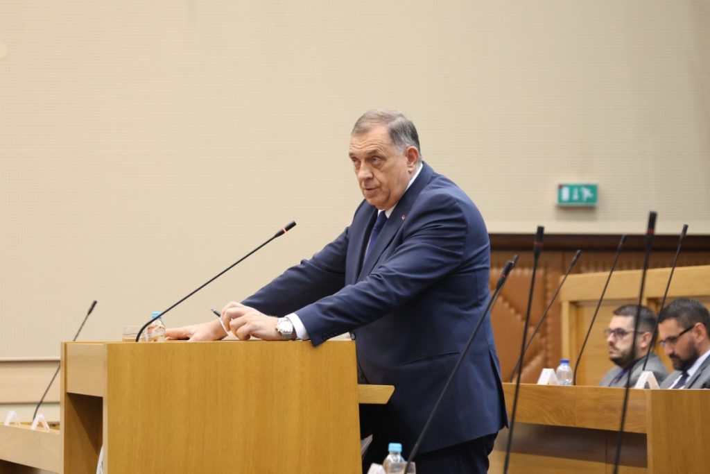 „КАДА СИ ЗАДЊИ ПУТ БИО У БРИТАНИЈИ?“ Додик за говорницом у НСРС разговарао са пилотом Владе Српске