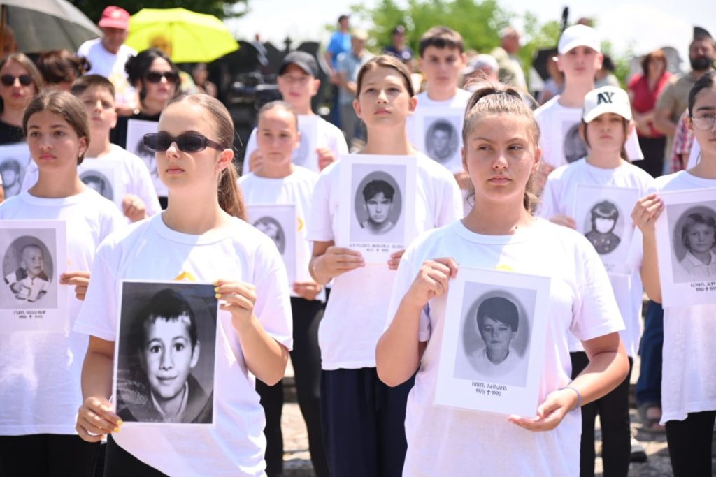 MJESTO DUBOKE TUGE I SNAŽNOG PONOSA: 33 godine od stradanja Srba u Podrinju i Birču, hiljade građana u Bratuncu (FOTO/VIDEO)
