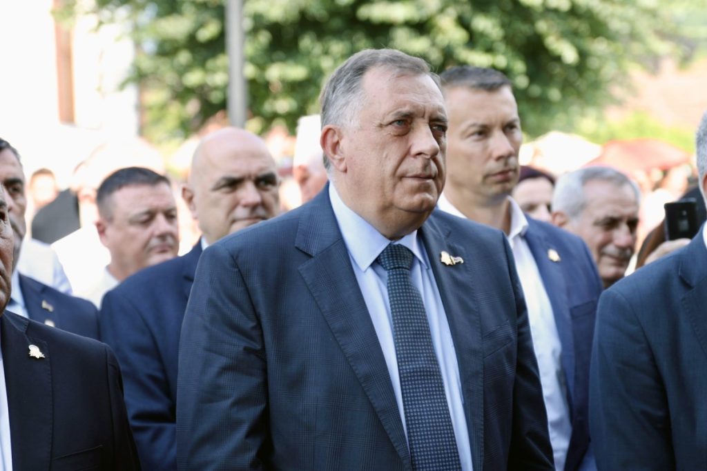 „SRBI SU UBIJANI ZA VRIJEME KRSNIH SLAVA U SVOJIM KUĆAMA“: Dodik –  Sjećanjem na nastradale u Podrinju i Birču nećemo dozvoliti da ih još jednom ubiju