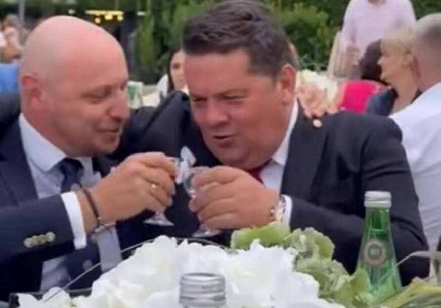 STEVANDIĆ VESELIJI NEGO IKADA: Predsjednik Narodne skupštine Srpske ženi sina, isplivao snimak sa slavlja (VIDEO)