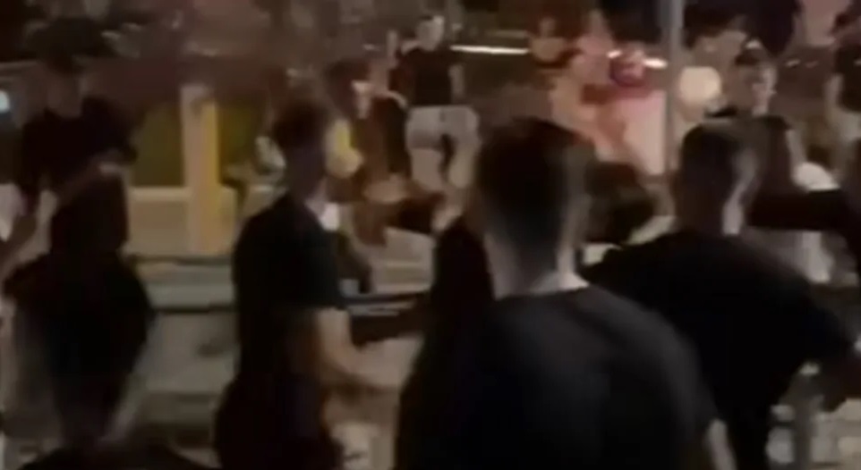 MLADIĆ U INDUKOVANOJ KOMI: Brutalno ga premlatili na koncertu Bube i Jale u Poreču (VIDEO)