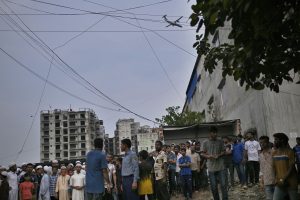БОРБЕНИ АВИОН СЕ СРУШИО НА ШКОЛУ: Језива несрећа у Бангладешу, најмање 20 мртвих (ФОТО)