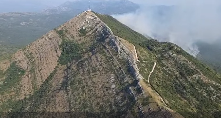 POŽAR U TREBINJU: Odbijena vatra od kuća (VIDEO)