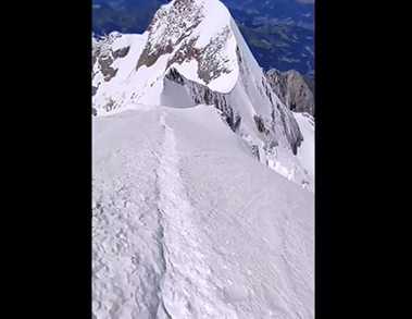 GAČANI NA KROVU EVROPE: Hercegovci razvili zastavu na najvišem vrhu Alpi (VIDEO)