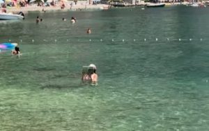 ВИРАЛАН СНИМАК КРУЖИ МРЕЖАМА: Жена снимљена у мору у Црној Гори, оно што ради зачудило је многе (ВИДЕО)