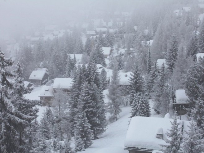 DOK SE JEDNI PRŽE, DRUGI SE SMRZAVAJU: U italijanskim Alpama se zabijelio snijeg (VIDEO)