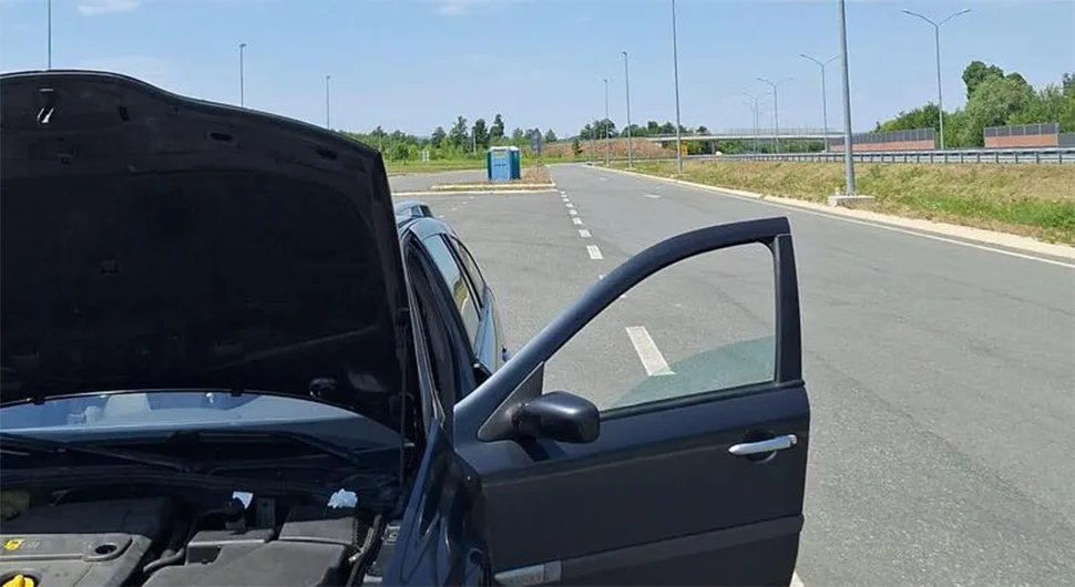 „ŽEDAN JE I SLAB“: Čovjeku se pokvario automobil na auto-putu prema Prnjavoru:, sin zatražio pomoć