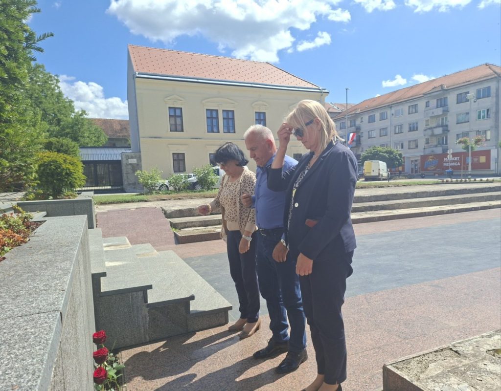 „OBAVEZA JE DA SE SJEĆAMO NAŠIH PREDAKA“: Milorad Arlov položio cvijeće u znak sjećanja na zvjerski ubijene Srbe u Glini (FOTO)