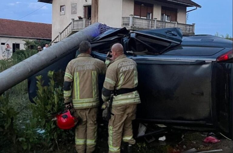 AUTOM SE ZABIO U BETONSKI STUB: Teška saobraćajna nesreća u Prijedoru (FOTO)
