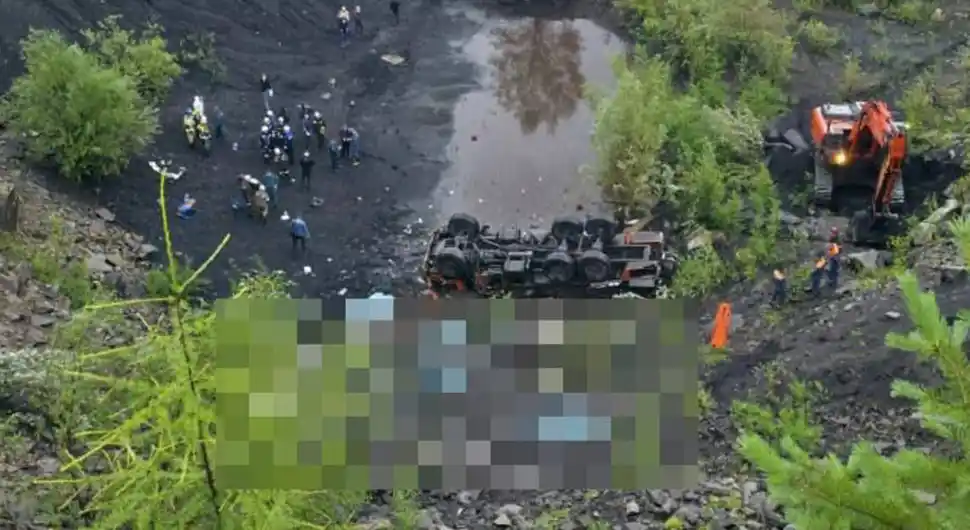 UŽAS U RUSIJI: Autobus pao sa litice 25 metara, najmanje 14 ljudi poginulo