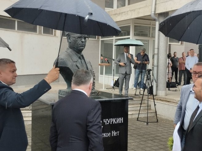 „ЧУРКИН УЛОЖИО ВЕТО НА БРИТАНСКУ РЕЗОЛУЦИЈУ О СРЕБРЕНИЦИ“: Откривена биста у знак захвалности руском дипломати у Источном Сарајеву (ФОТО/ВИДЕО)