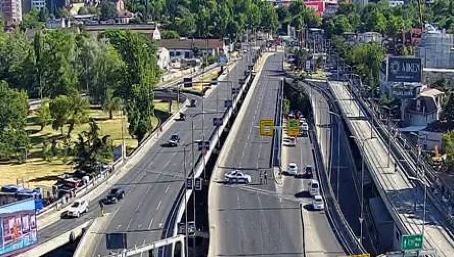 BLOKADERI OPET MALTRETIRAJU NAROD: Kružni tok na Autokomandi blokiran