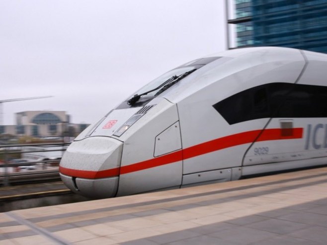 UŽAS U NJEMAČKOJ: Putnički voz iskočio iz šina, ima poginulih (FOTO)