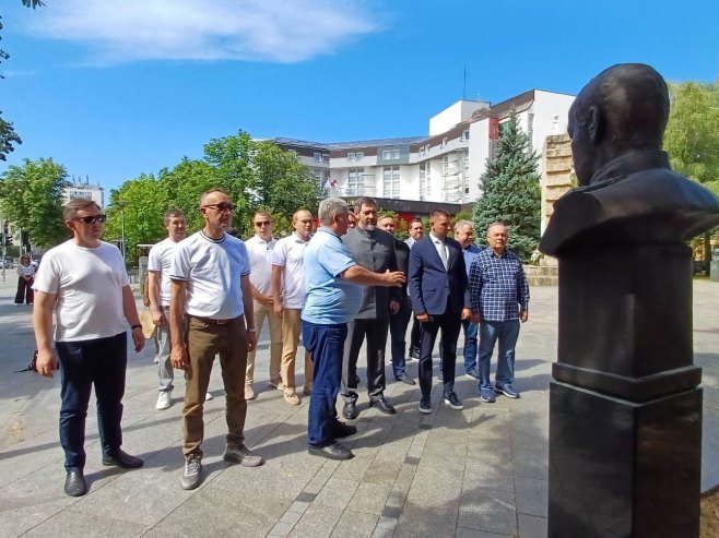 ODALI POČAST SRPSKIM BORCIMA: Delegacija Tatarstana položila vijence na spomenik (VIDEO)