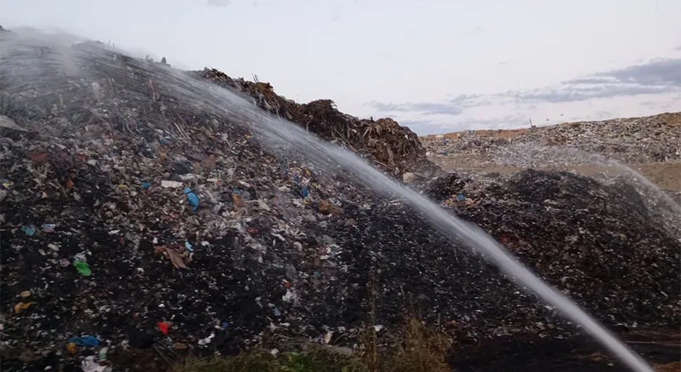 POŽAR NA DEPONIJI U RAMIĆIMA: Vatrogasci čitavu noć gasili vatru