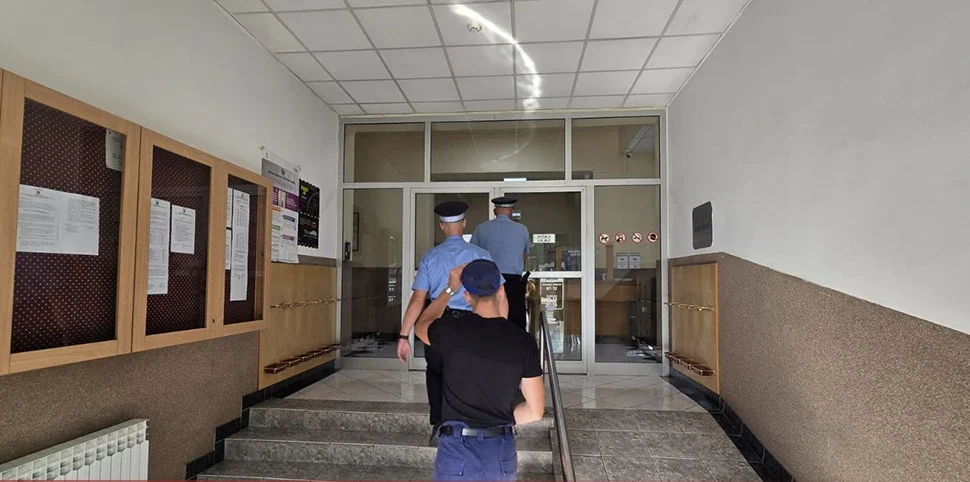DRAMA U TESLIĆU SE NASTVALJA: Zamijenili bravu da potpredsjednik Skupštine ne može ući u kancelariju