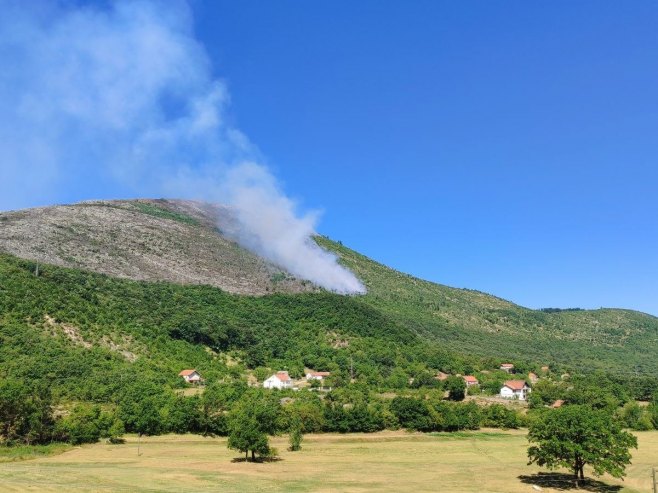 STANJE KOD TREBINJA POD KONTROLOM: Vatrogasci tvrde da za 14 godina nije bilo ovakvih požara