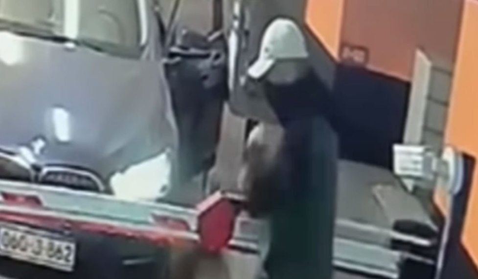LOPOV JOŠ UVIJEK NIJE UHVAĆEN: Procurio snimak krađe BMW-a u Sarajevu (VIDEO)