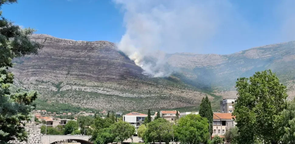 POŽARI U TREBINJU I DALJE BIJESNE: Prigradska naselja puna dima i pepela
