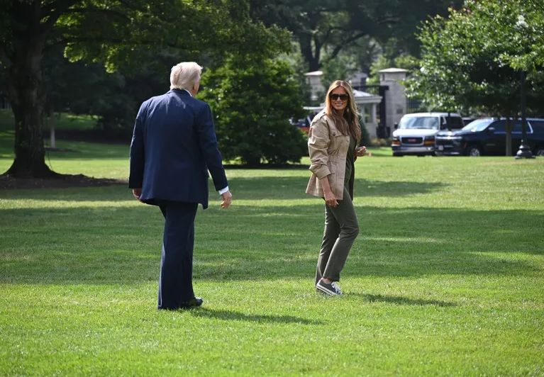 MELANIJA U „STARKAMA“: Prva dama SAD oduševljava stilom