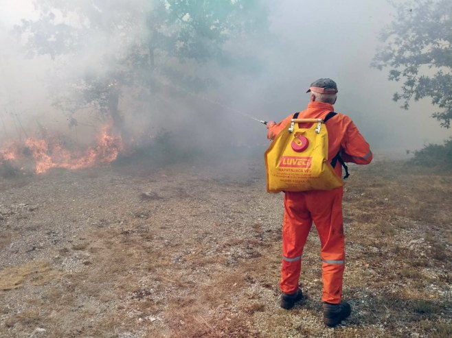 VATROGASCI I MJEŠTANI GASE VATRU: Stanje na požarištu kod Berkovića