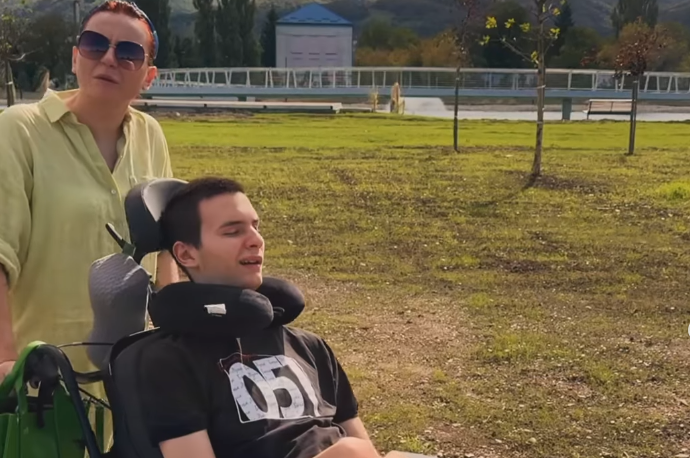 SERGEJ STUPAR VJEŽBAO SA TERAPEUTOM IZ MOSKVE: Majka podijelila emotivnu objavu o pomaku u liječenju (VIDEO)