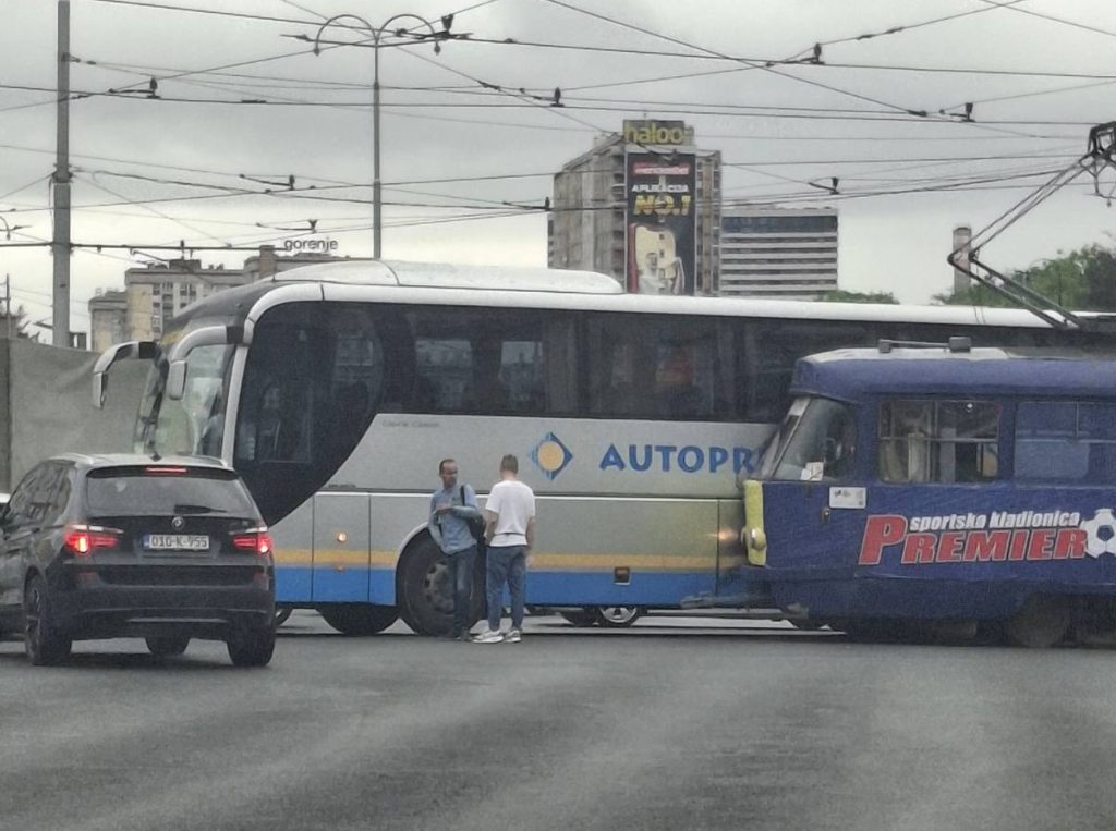 KOLAPS U SARAJEVU: Sudarili se tramvaj i autobus, nastale ogromne gužve