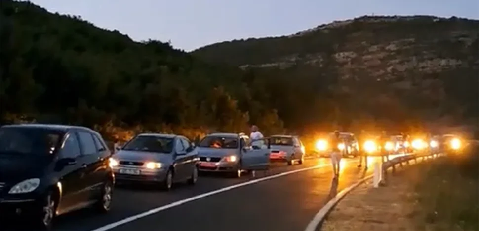 NAKON VIŠEČASOVNE BORBE: Pod kontrolom požar koji je otežavao saobraćaj na putu Trebinje – Bileća