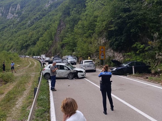 AUTOMOBILI SMRSKANI: Teška saobraćajna nesreća u Vlasinju kod Jajca
