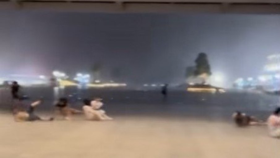 SNAŽNA OLUJA OBARALA LJUDE: Stravičan snimak uragana u Kini koji ruši sve pred osobom