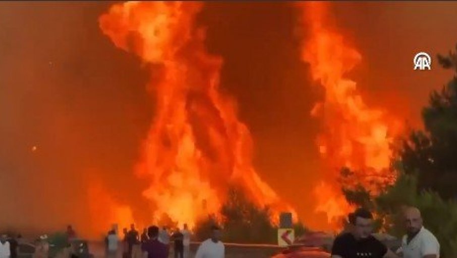 POŽARI BJESNE U TURSKOJ: Stravični snimci na kojima ljudi bježe u panici (VIDEO)