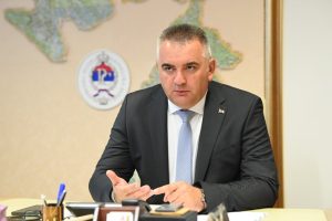 МИНИЋ УПОЗОРИО: Упаљен „црвени аларм“ када је ријеч о пословању Шума Српске