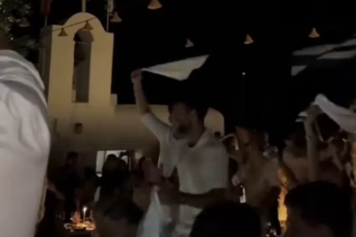 NOLE U NOĆNOM PROVODU, POPEO SE NA STO: Srpski teniser snimljen kako se provodi u Grčkoj (VIDEO)