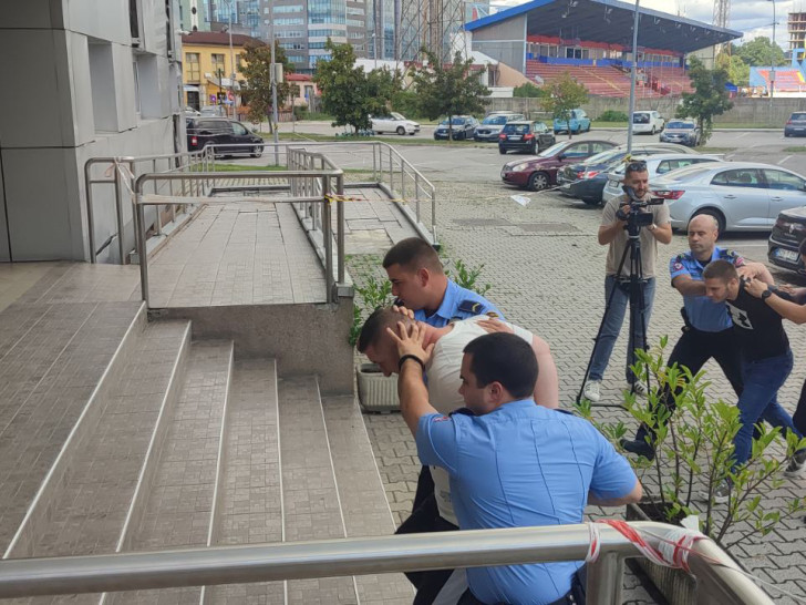 ЗБОГ НАПАДА НА ПОЛИЦАЈЦЕ: Ухапшени Бањалучани спроведени у Окружно јавно тужилаштво
