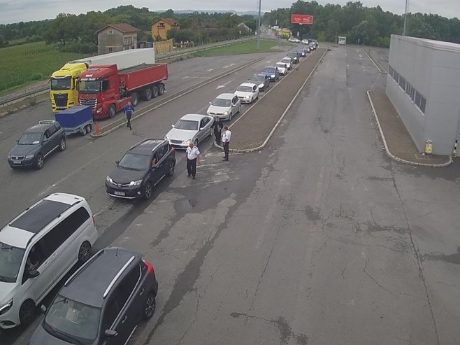 GUŽVE NA GRANICAMA: Kolone na izlazu iz BiH prema Hrvatskoj i Crnoj Gori