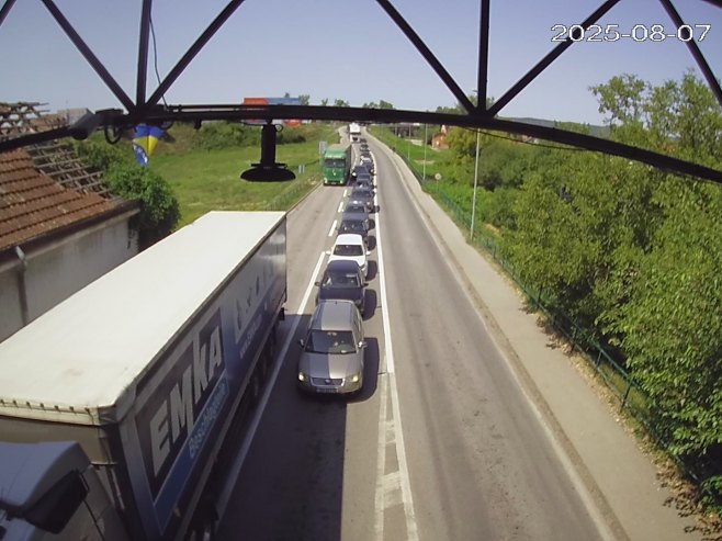 НЕПРЕГЛЕДНА КОЛОНА ВОЗИЛА НА ИЗЛАЗУ ИЗ БиХ: Дужа чекања на овим граничним прелазима