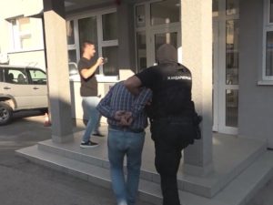 RANIO DOMAĆINA, UBIO SUPRUŽNIKE: Osumnjičeni za stravičan kod Šamca predat Tužilaštvu