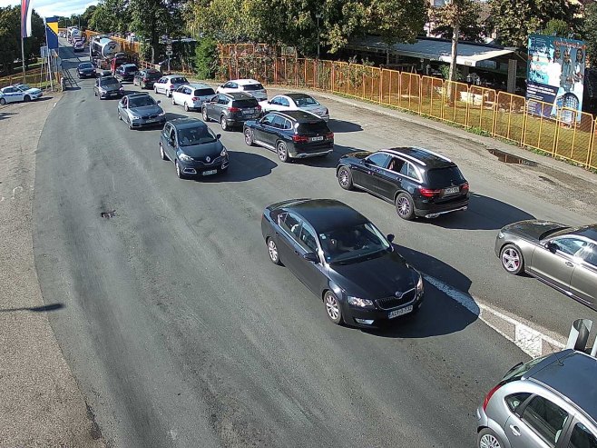 ОГРОМНЕ КОЛОНЕ ВОЗИЛА: Ево на којим граничним прелазима се највише чека