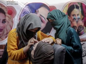 ПРИЈЕТЕ ХАПШЕЊЕМ: Талибани наредили затварање илегалних козметичких салона