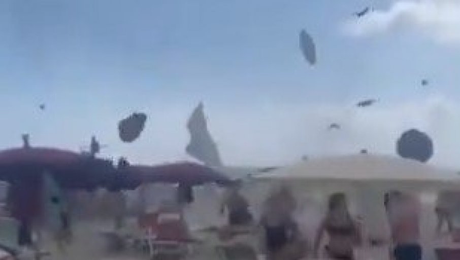 TORNADO NA PLAŽI U ITALIJI: Pijavica nosi sve pred sobom, ležaljke i suncobrani u vazduhu (VIDEO)