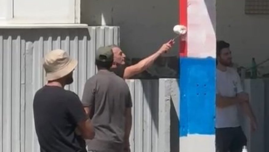 БЛОКАДЕРИМА СМЕТА И ТРОБОЈКА: Брутално напали грађане који су осликавали српску заставу у Новом Саду (ВИДЕО)