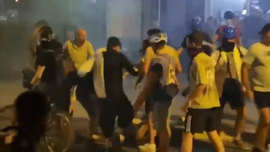 ESKALACIJA NASILJA U NOVOM SADU: Ljudi plivaju u krvi, povređeno 64 građana u prostorijama SNS-a (VIDEO)