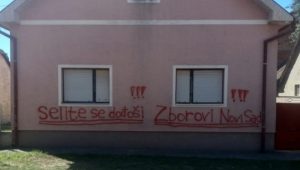 ПРВО ИХ ПРОТЈЕРАЛИ ИЗ ГРАХОВА, А САДА БИ И ИЗ НОВОГ САДА: Блокадери оставили језив натпис на кући студента који жели да учи (ФОТО)