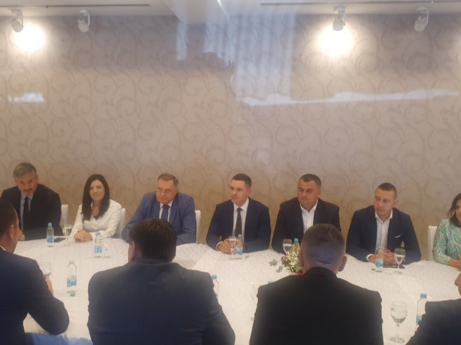 ПРЕДСЈЕДНИК СРПСКЕ У ДОБОЈУ НА СЛАВИ ГРАДА: Додику уручена слика тврђаве Градина