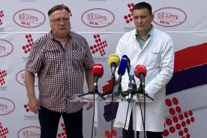 VLADO ĐAJIĆ POSJETIO HALIDA BEŠLIĆA U BOLNICI: Donio mu neskvakidašnji poklon (FOTO)
